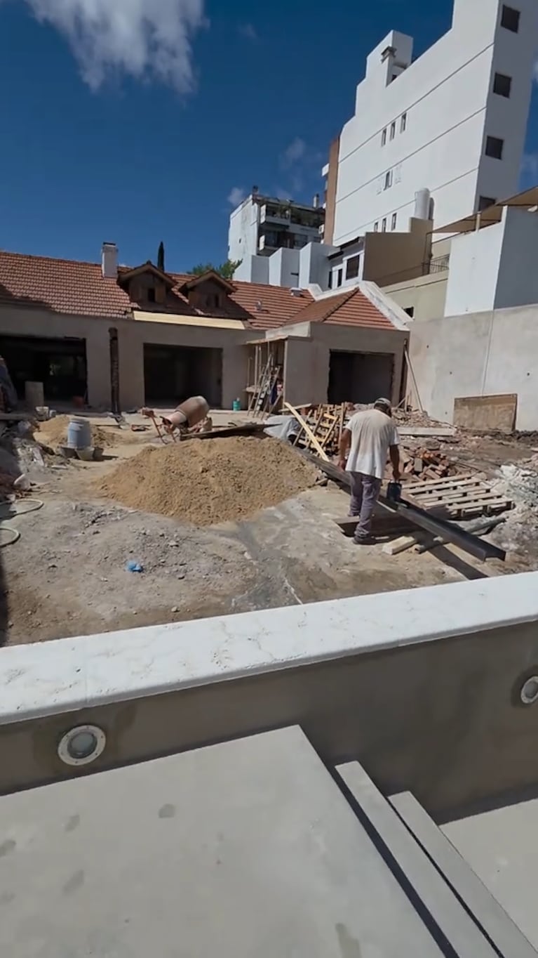Así es la impresionante pileta que Belu Lucius construye en su casa (captura del Tik Tok de @peralta.nico)