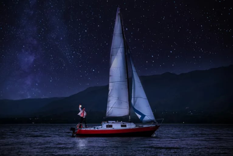 Así es la innovadora obra teatral de Carlos Paz: el escenario es un velero y el público está en un catamarán | Créditos: LA VOZ