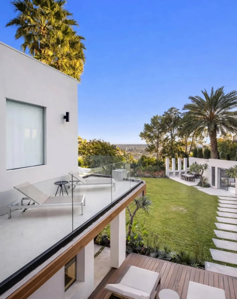 Así es la mansión de Bad Bunny: valuada en 8,8 millones de dólares, tiene ascensor y biblioteca de dos pisos | Créditos: Instagram @thejoshaltman