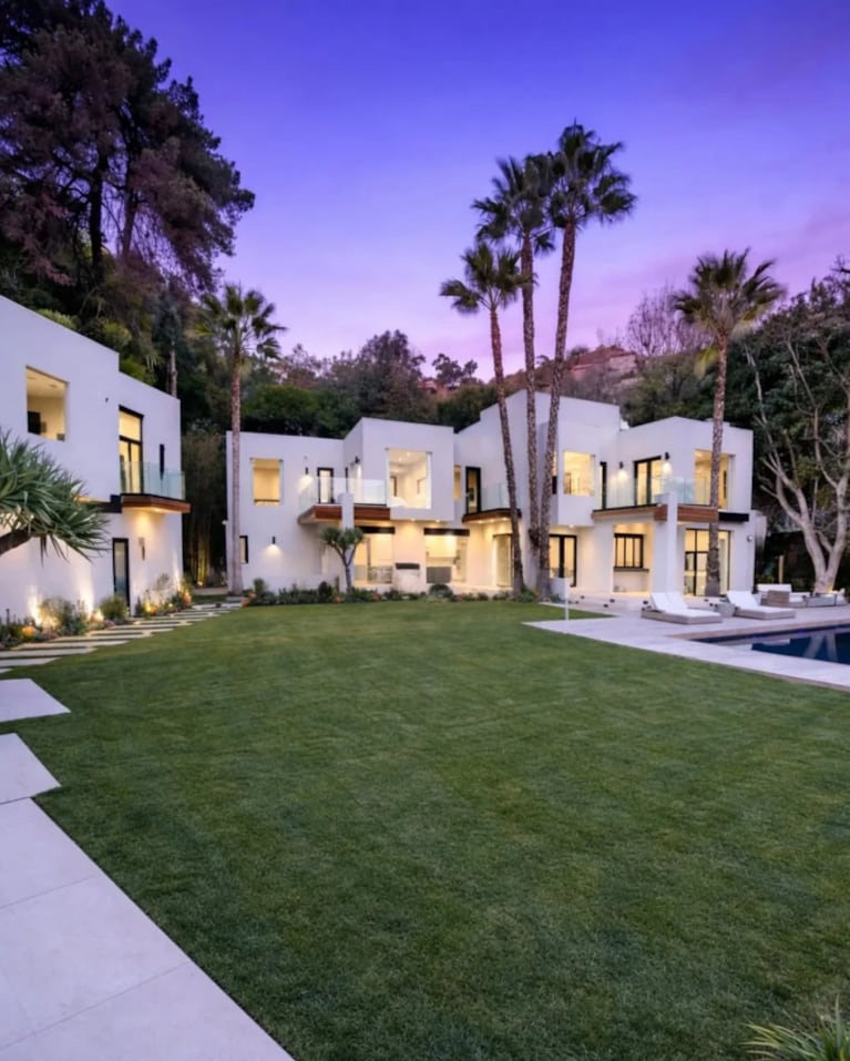 Así es la mansión de Bad Bunny: valuada en 8,8 millones de dólares, tiene ascensor y biblioteca de dos pisos | Créditos: Instagram @thejoshaltman