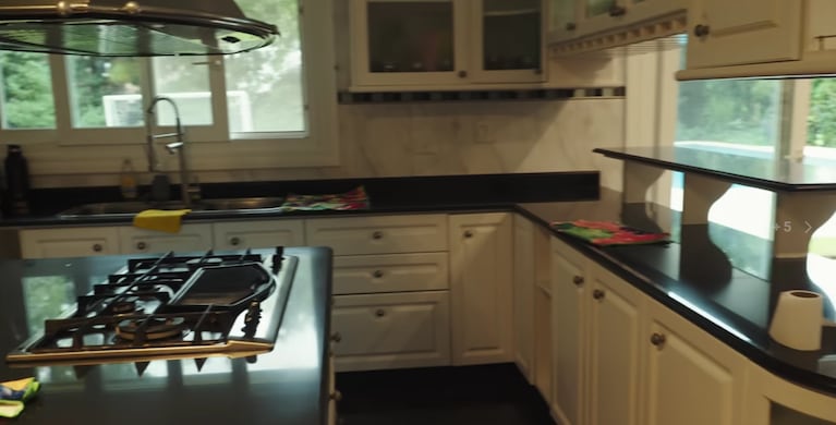 Así es la nueva casa de Mernuel, Bauleti y Moski: ambientes amplios, vestidores y jacuzzi | Créditos: Captura YouTube Mernuel