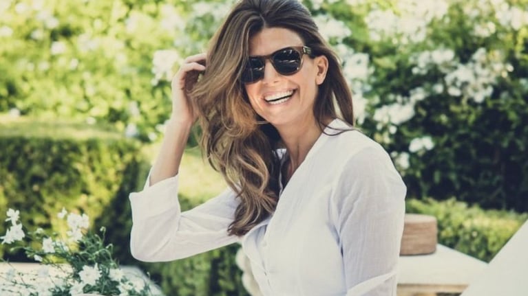 Así es la oficina de Juliana Awada: estética inspiradora, velas, flores y minimalismo