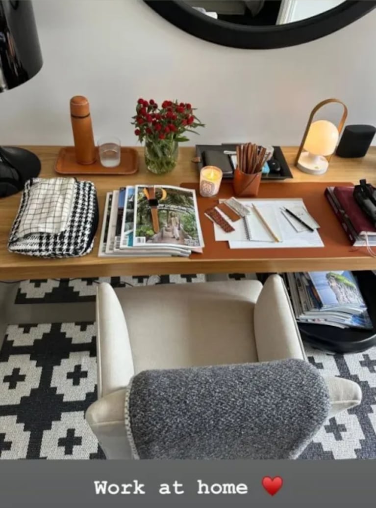 Así es la oficina de Juliana Awada: estética inspiradora, velas, flores y minimalismo | Créditos: Instagram @juliana.awada