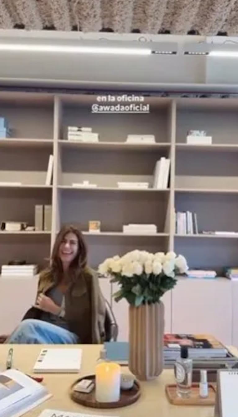 Así es la oficina de Juliana Awada: estética inspiradora, velas, flores y minimalismo | Créditos: Instagram @juliana.awada