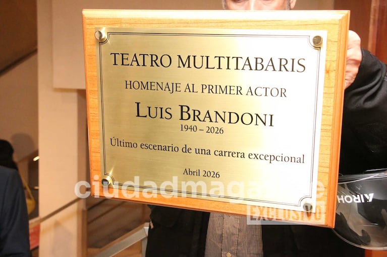 Así es la placa en homenaje a Luis Brandoni en el Multitabarís (Foto: Movilpress)
