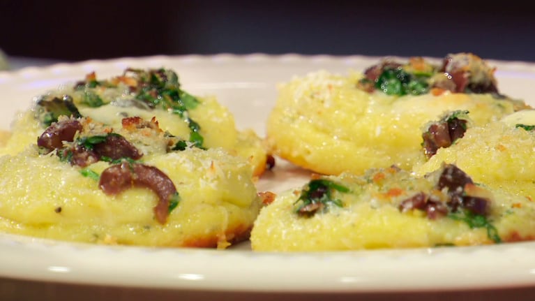 Así es la receta para unos ñoquis a la romana con repollitos de bruselas, tomates cherry, panceta y gremolata
