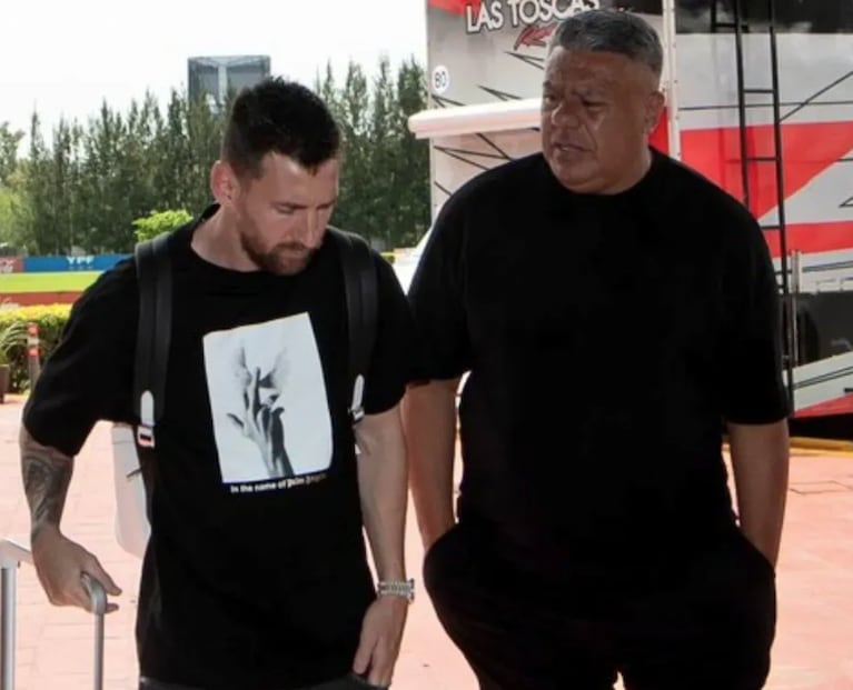 Así es la remera de más de medio millón de pesos con la que Lionel Messi bajó del avión en Ezeiza