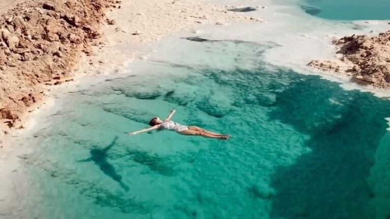 Así es nadar en la piscina de un oasis en mitad del desierto de Egipto