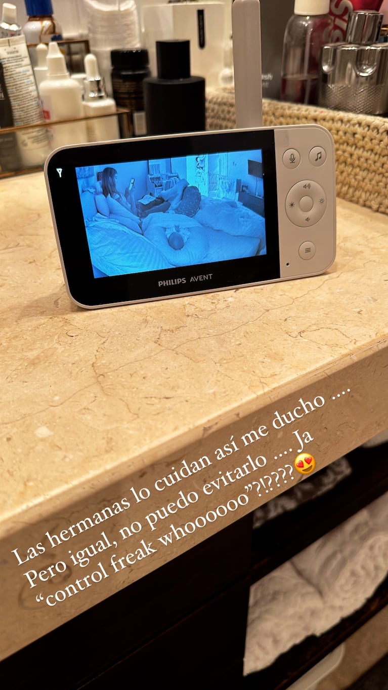 Así espía Nicole Neumann a sus hijas mientras cuidan a su hermanito recién nacido: “Fanática del control”