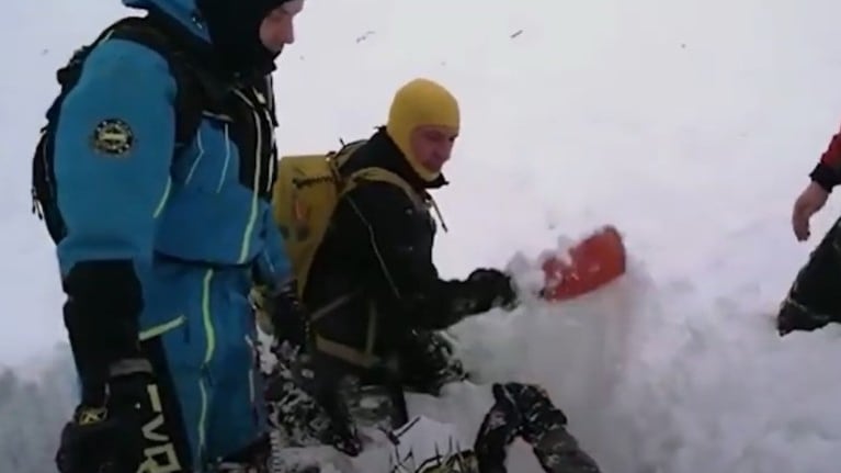 Así fue el rescate a un senderista que se quedó atrapado en una avalancha de nieve