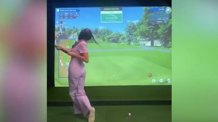 Así fue la divertida caída de una mujer durante una primera cita jugando al golf en realidad virtual
