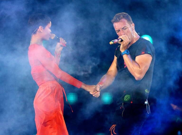 Así fue la noche en la que Coldplay y Rihanna compartieron escenario