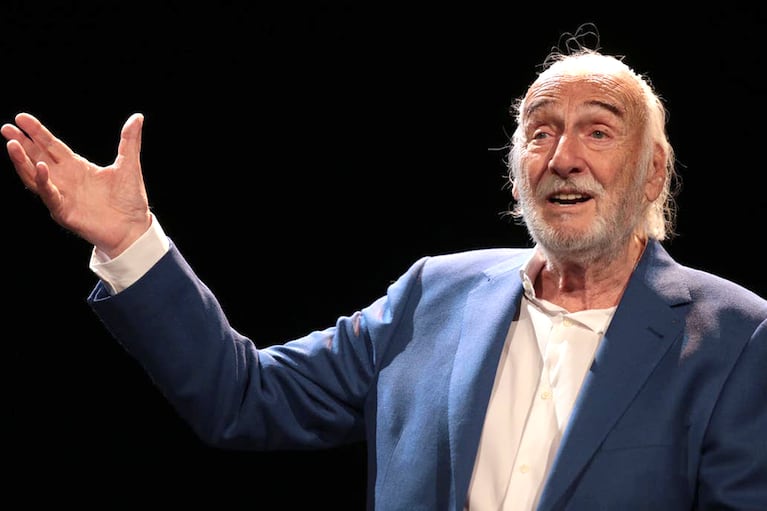 Así fue la última entrevista a Héctor Alterio: el teatro, el exilio, la poesía y el amor por sus hijos