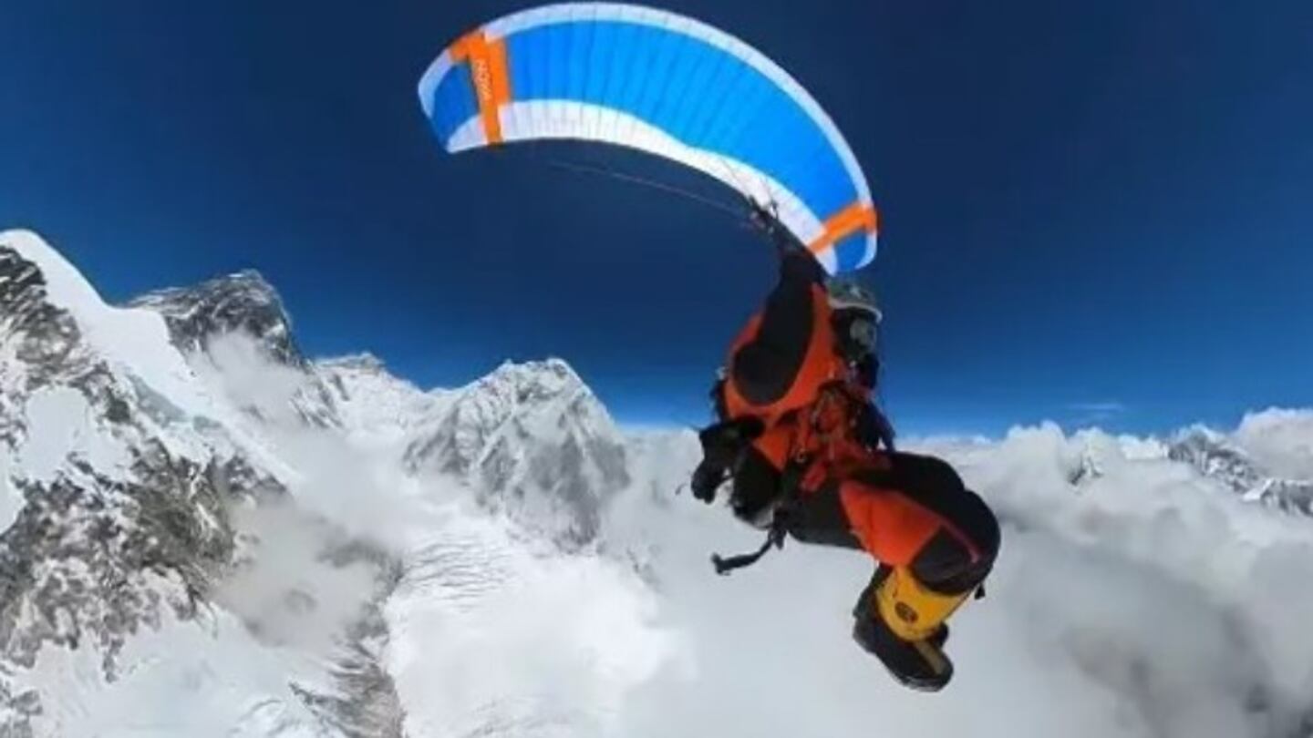 Así fue primer vuelo en parapente sobre el Everest