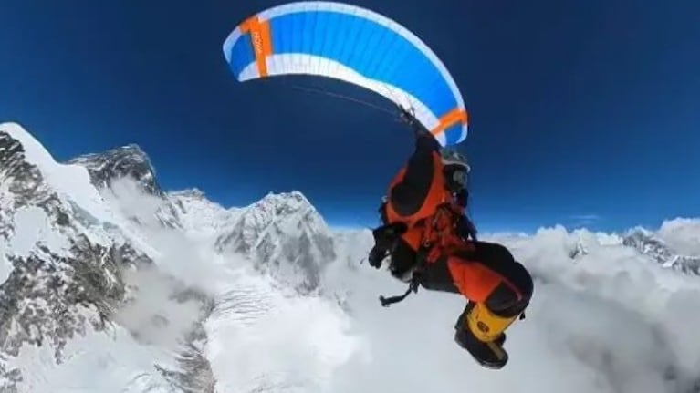 Así fue primer vuelo en parapente sobre el Everest