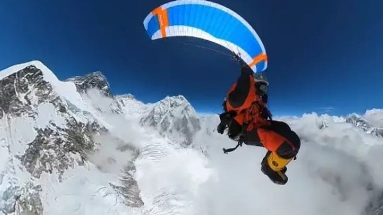 Así fue primer vuelo en parapente sobre el Everest