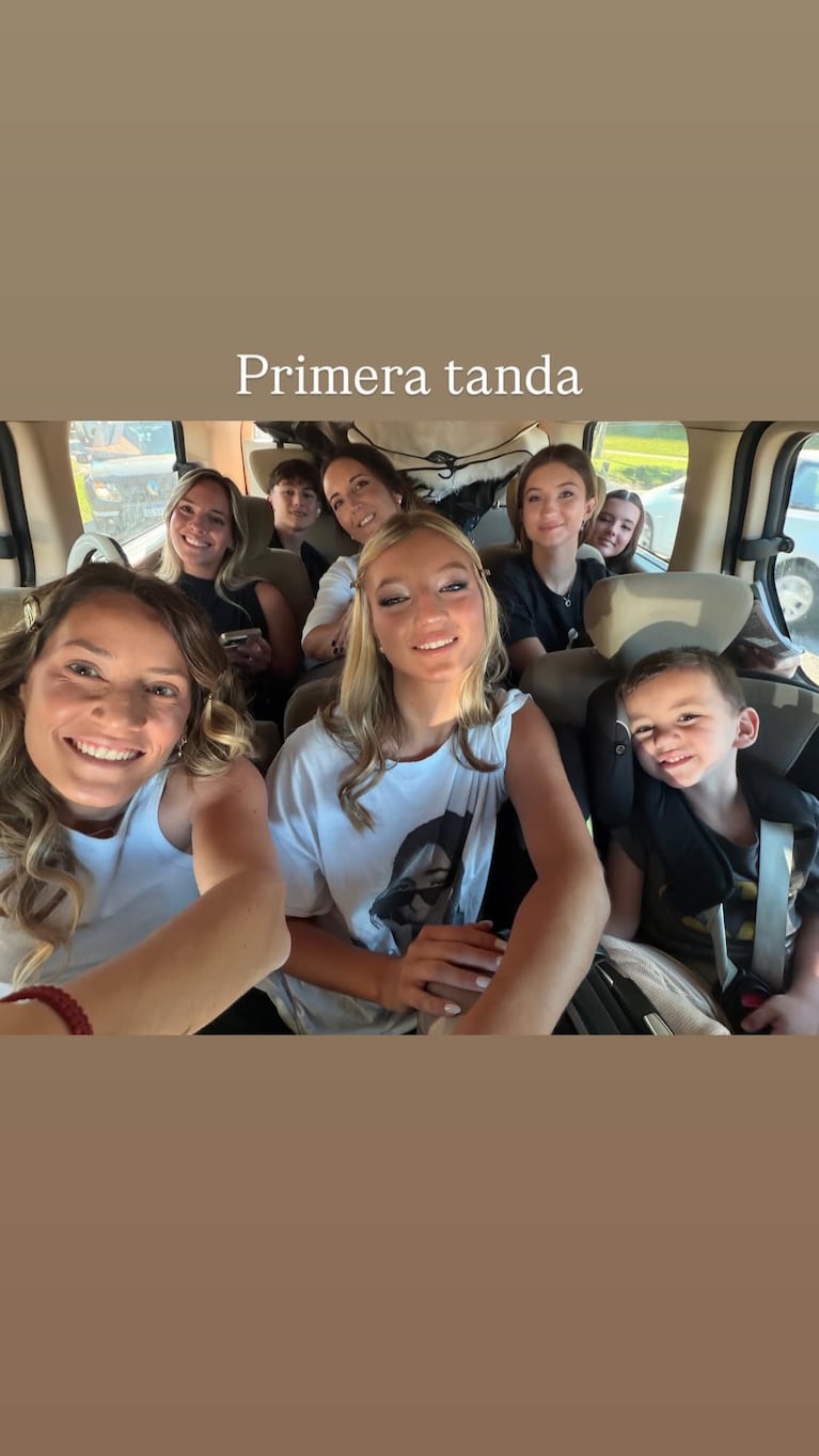 Así llegó Allegra Cubero a su fiesta de 15, con sus hermanos y Mica VIciconte. (Foto: @fabiancuberooficial)