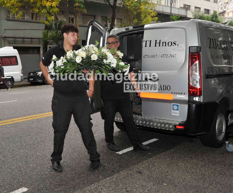 Así llegó el féretro de Luis Brandoni a la Legislatura, con Carlos Rottemberg a la cabeza. (Foto: Movilpress)