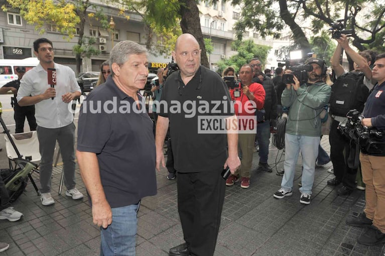 Así llegó el féretro de Luis Brandoni a la Legislatura, con Carlos Rottemberg a la cabeza. (Foto: Movilpress)