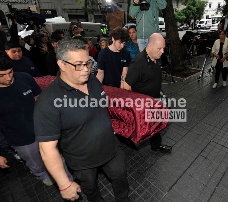 Así llegó el féretro de Luis Brandoni a la Legislatura, con Carlos Rottemberg a la cabeza. (Foto: Movilpress)