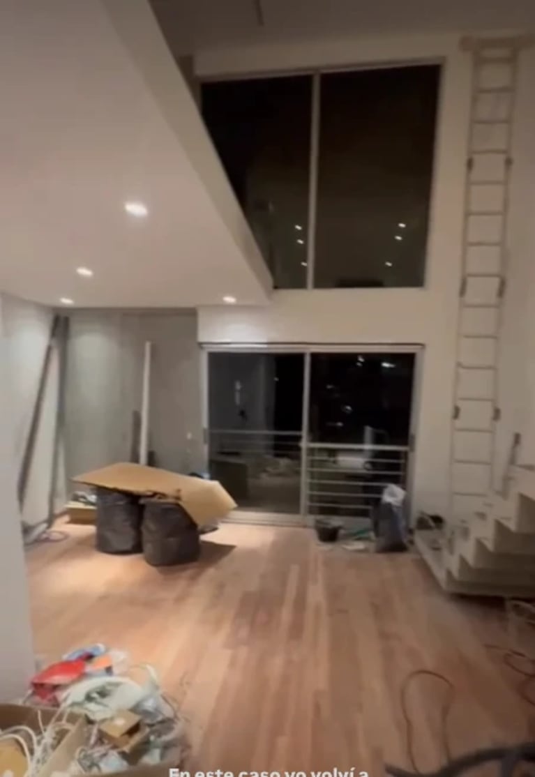 Así lucía el living-comedor del departamento de Paula Varela durante la etapa final de obra, con los pisos de madera recién instalados. Fuente: Instagram.