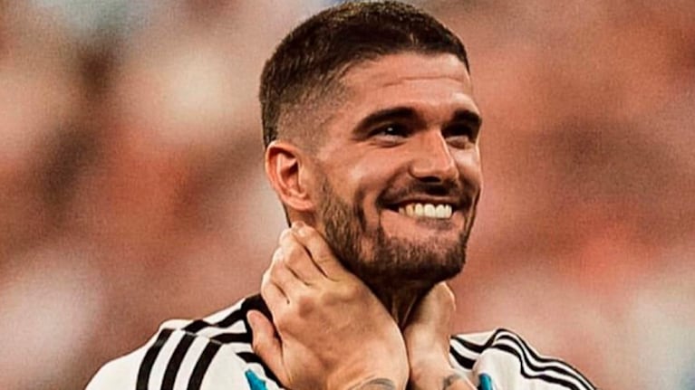 Así reaccionó Rodrigo de Paul ante un fan que se tatuó su cara besando la Copa Mundial de Fútbol 2022.