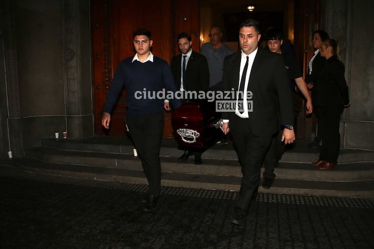 Así retiraron el ataúd de Luis Brandoni tras el velatorio en la Legislatura Porteña (Foto: Movilpress)