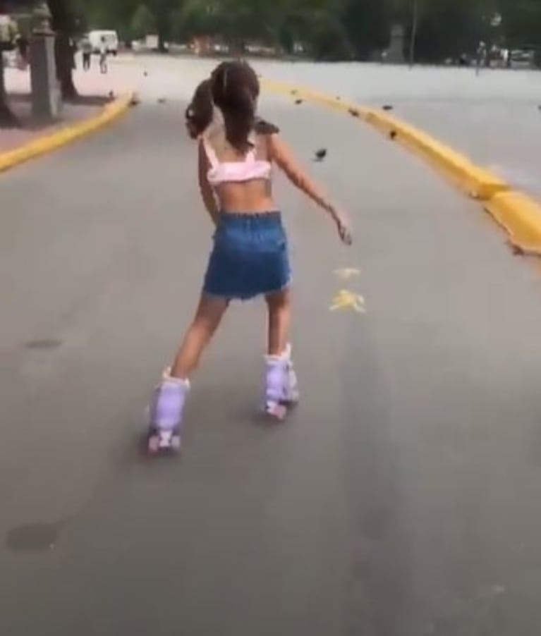 Así se divierte China Suárez con sus hijos: rollers, helados y paseo en el lago