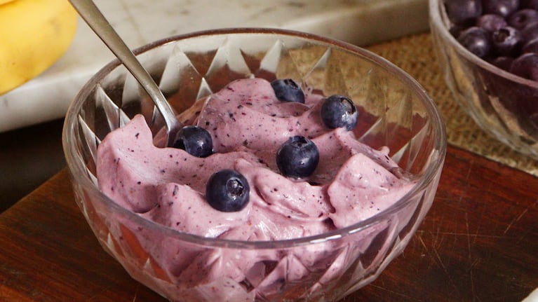 Así se prepara un frozen de banana y arándanos: la mejor opción para refrescarse