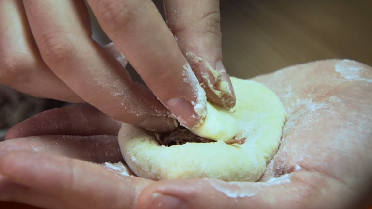 Así se rellenan estos ñoquis con queso y cerdo ahumado. Foto: Cucinare.TV.