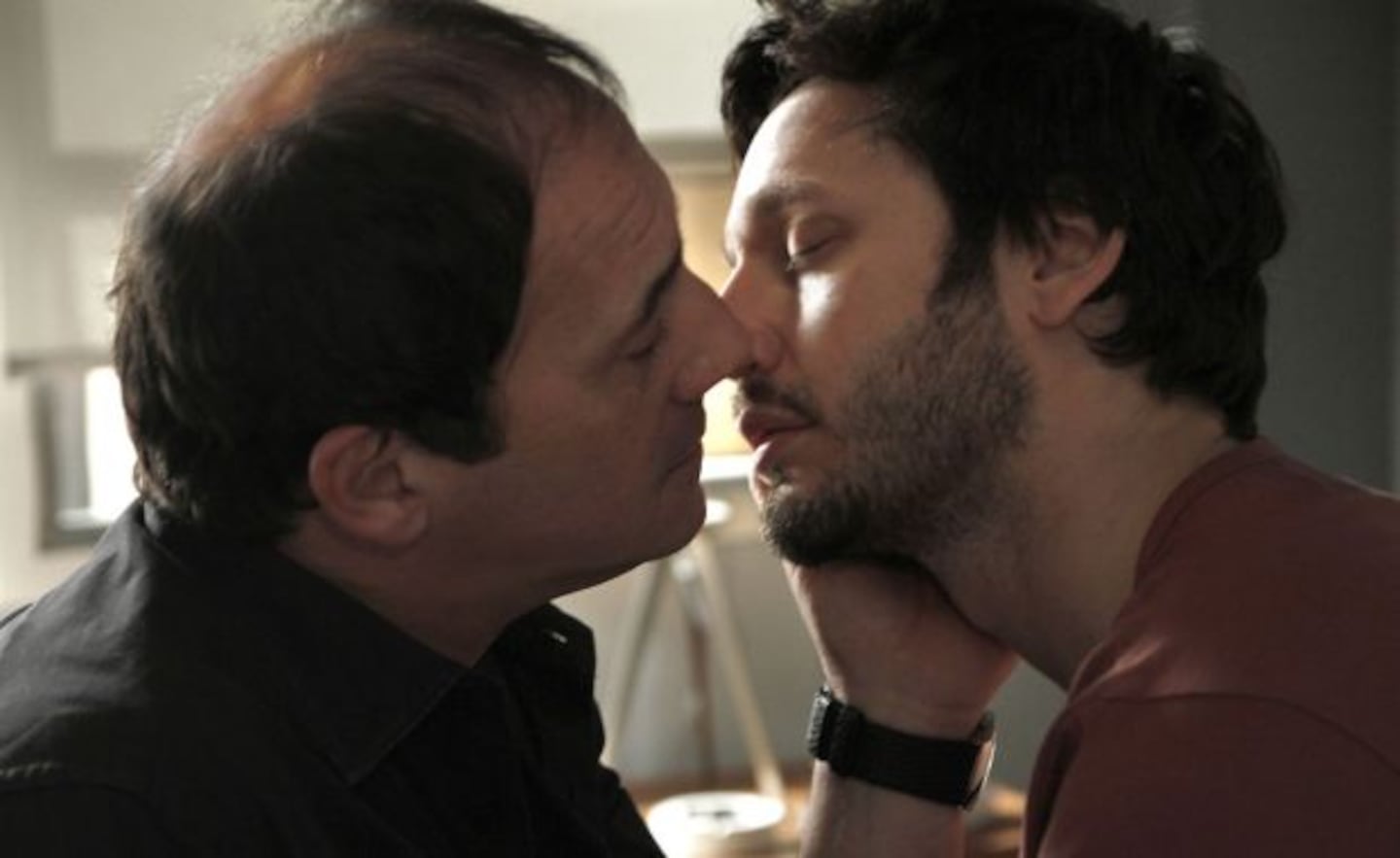 Así será el beso entre Guillermo y Pedro. (Foto: Prensa El Trece)