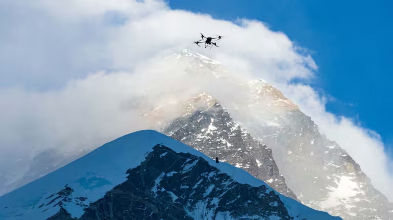 Así son los drones que llevan hasta 15 kg en el Monte Everest soportando condiciones climáticas extremas