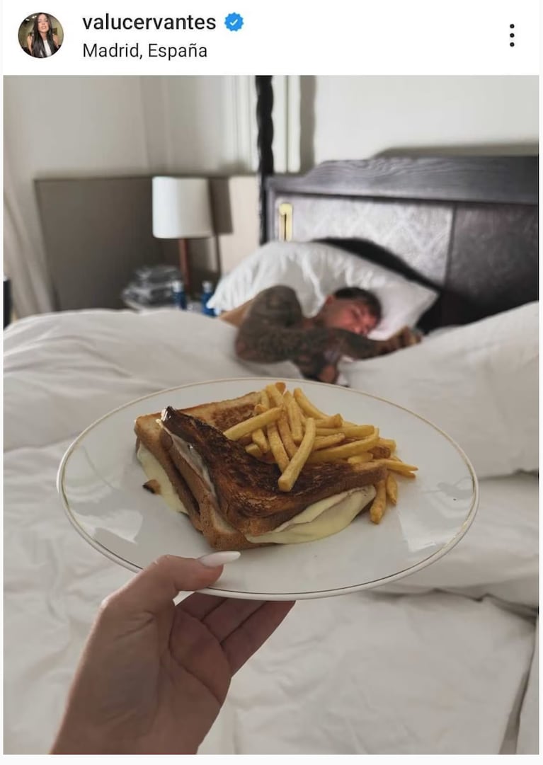 Así sorprende Valentina Cervantes a Enzo Fernández en la cama. Foto: IG | valucervantes