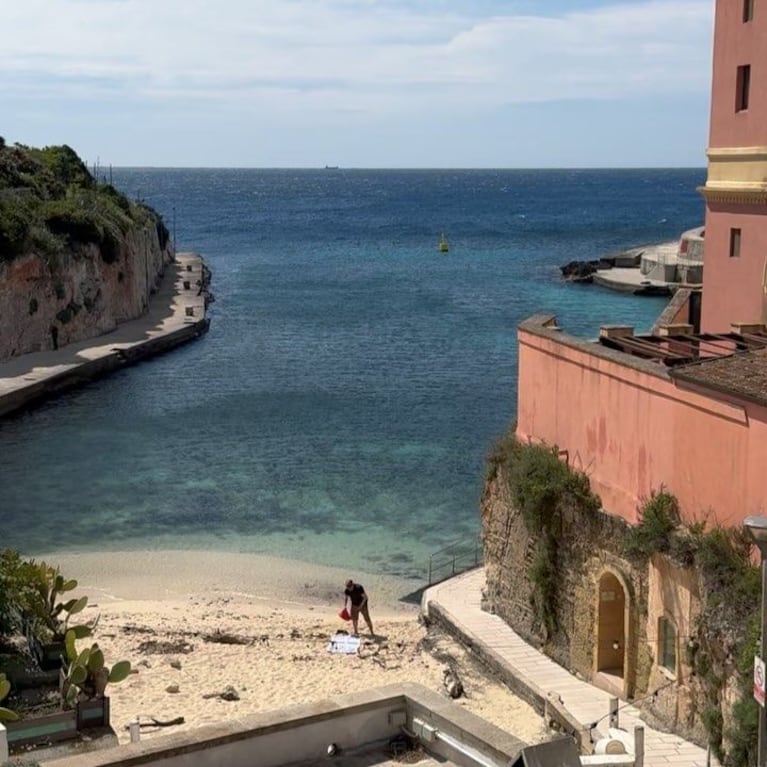 Así vive Donato De Santis en Italia: arquitectura mediterránea y huerta personal