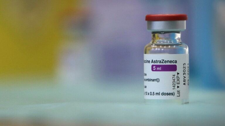 AstraZeneca tendrá disponible este año una versión de la vacuna contra la variante sudafricana. Foto: AP.