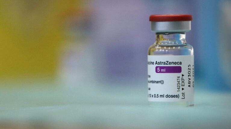 AstraZeneca tendrá disponible este año una versión de la vacuna contra la variante sudafricana. Foto: AP.