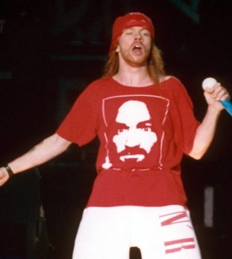 Atuendos psicodélicos que Axl Rose lució en la gira Use Your Illusion   