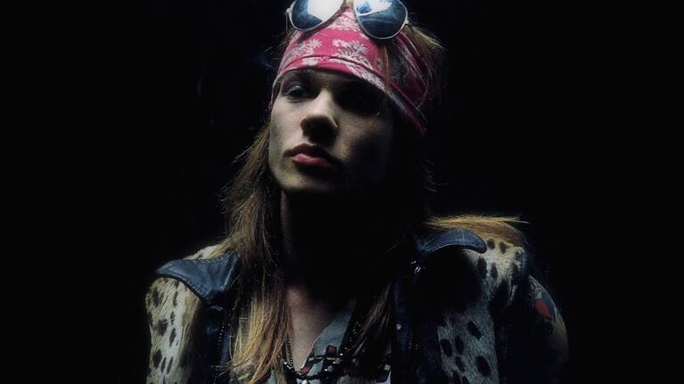 Atuendos psicodélicos que Axl Rose lució en la gira Use Your Illusion