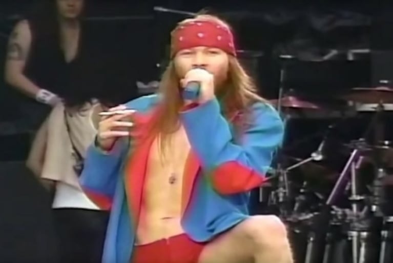 Atuendos psicodélicos que Axl Rose lució en la gira Use Your Illusion   