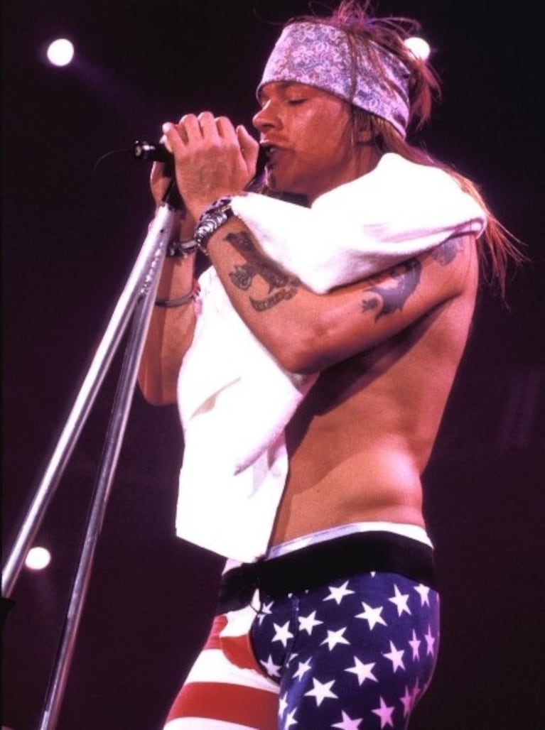 Atuendos psicodélicos que Axl Rose lució en la gira Use Your Illusion   