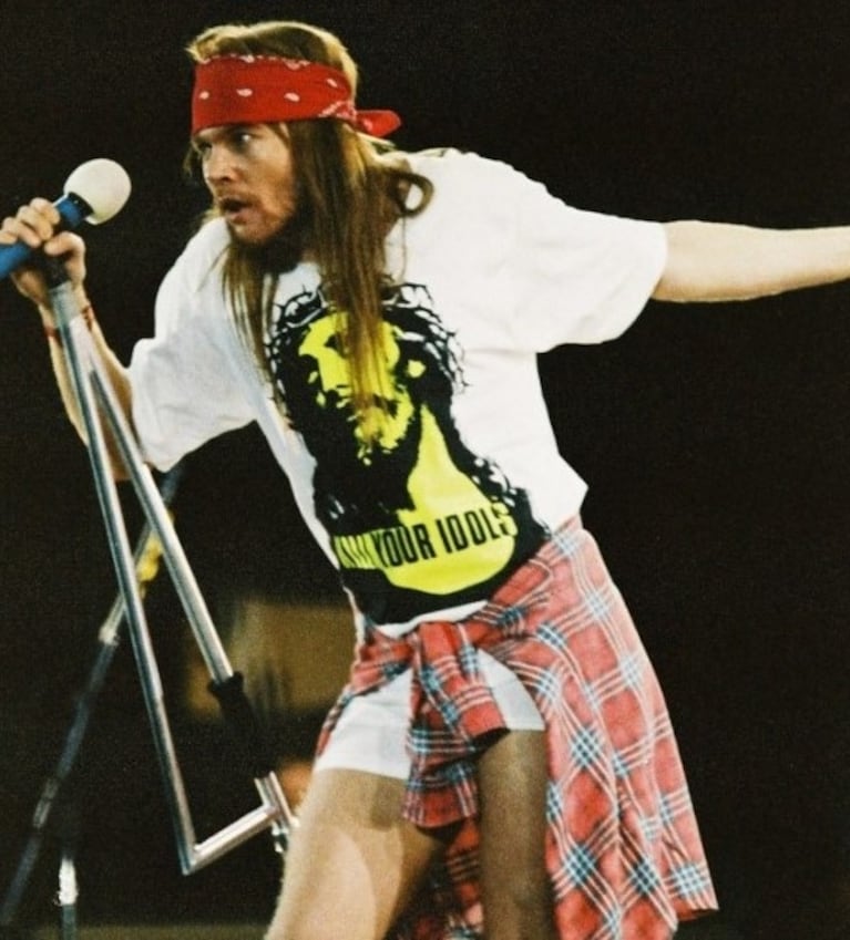 Atuendos psicodélicos que Axl Rose lució en la gira Use Your Illusion   