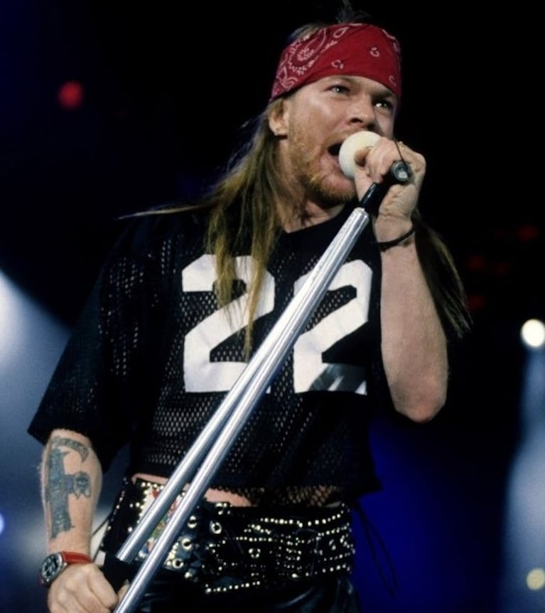 Atuendos psicodélicos que Axl Rose lució en la gira Use Your Illusion   