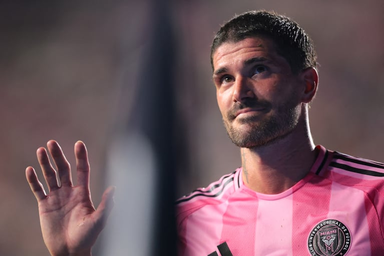 Aug 6, 2025; Fort Lauderdale, FL, USA; Inter Miami CF midfielder Rodrigo De Paul (7) waves toward the fans against Pumas UNAM during the second half of a Leagues Cup group stage match at Chase Stadium. Mandatory Credit: Sam Navarro-Imagn Images