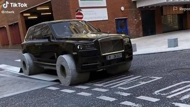 Auto sorprende al circular con llantas de papel higiénico