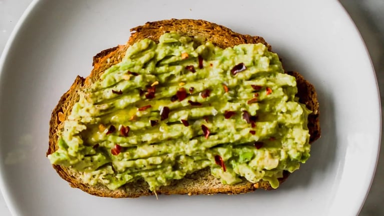 Avocado Toast, un clásico de los café de especialidad en el que se destaca la palta. Foto: Cucinare TV