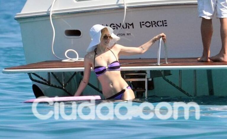 Avril Lavigne, impactante, en las playas del sur de Francia (Foto: Southern Press). 