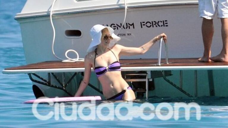 Avril Lavigne, impactante, en las playas del sur de Francia (Foto: Southern Press).