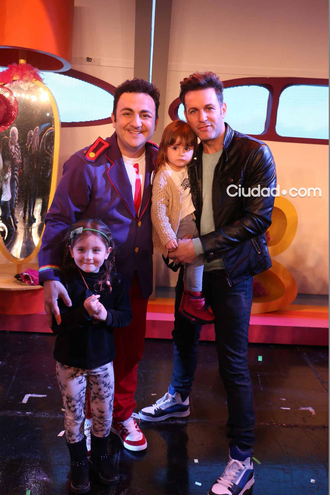 Axel con sus hijas, en el teatro Ópera viendo a Topa (Foto: Movilpress)