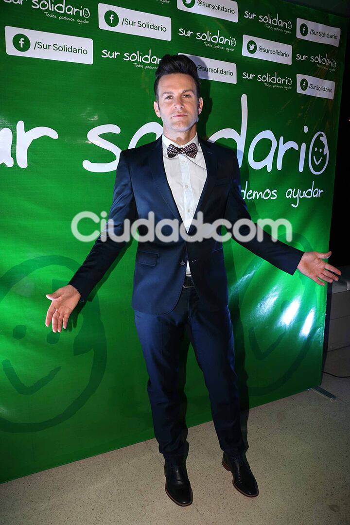 Axel eligió traje azul y moñito. ¡Muy elegante!  (Foto: Movilpress)