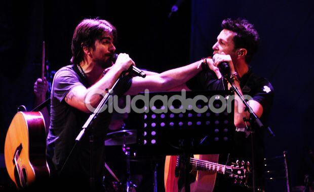 Axel también acompañó en el escenario a Juanes (Foto: Jennifer Rubio). 